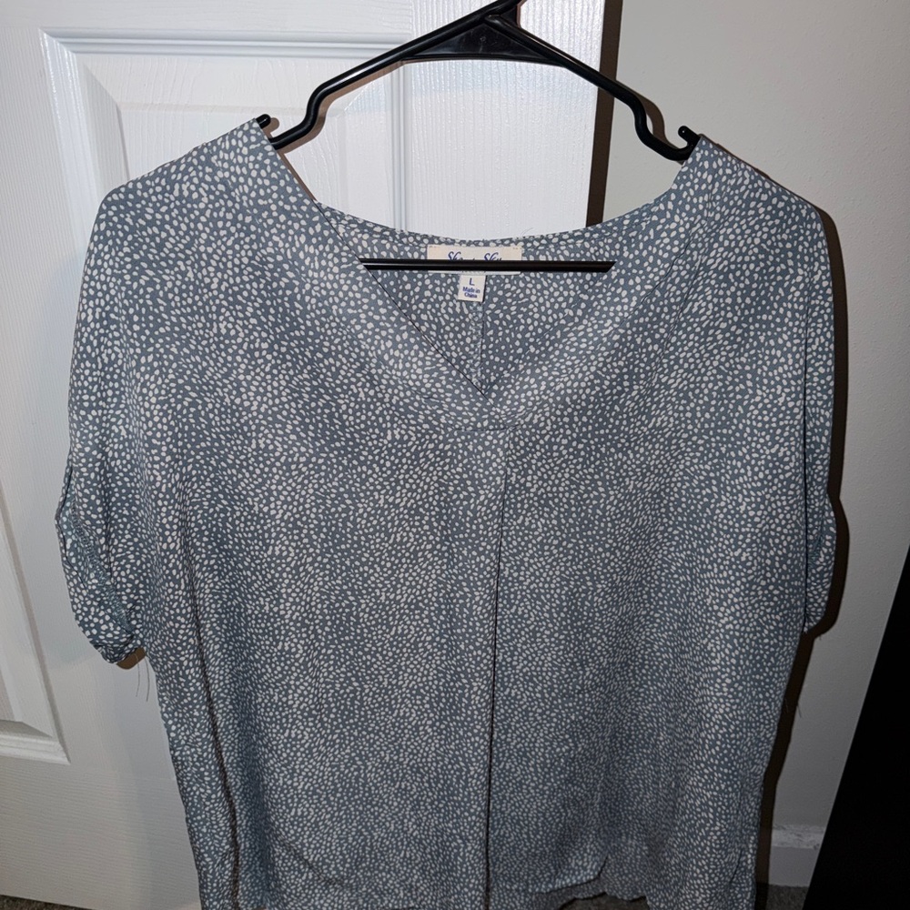 She + Sky Slate Dot V-Neck Short Sleeve Top